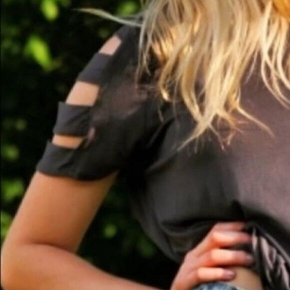 ‎Caged Cold Shoulder Tee - Picture 6 of 7